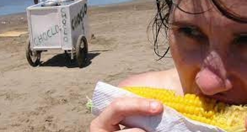 Negocio millonario en Mar del Plata: cuánto se gana vendiendo choclo en la playa