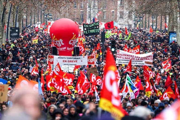 Las centrales obreras francesas se solidarizan con el paro del 24 y marchan a la embajada argentina en París