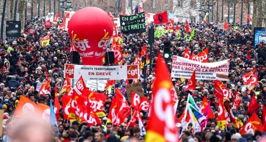 Las centrales obreras francesas se solidarizan con el paro del 24 y marchan a la embajada argentina en París