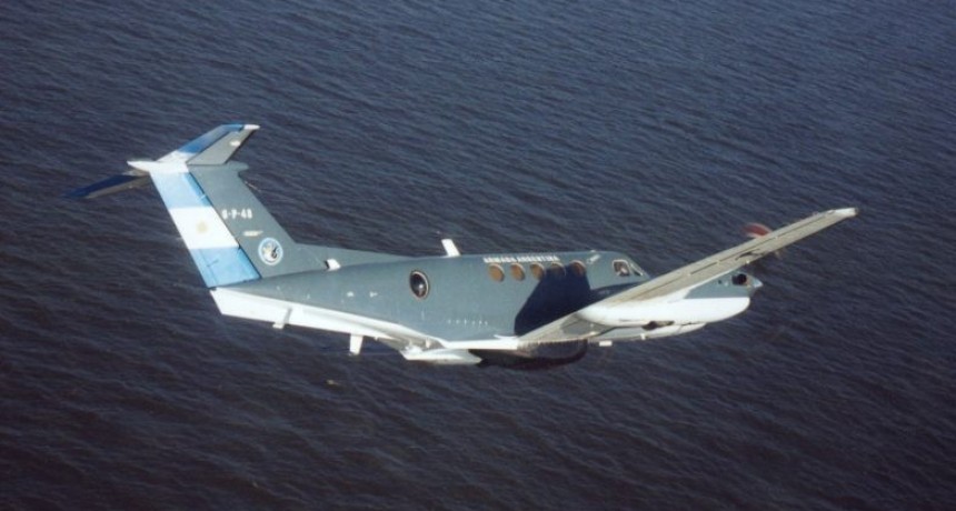 Un avión B-200 de la Armada Argentina participa en la búsqueda de los dos kayakistas desaparecidos en Pinamar