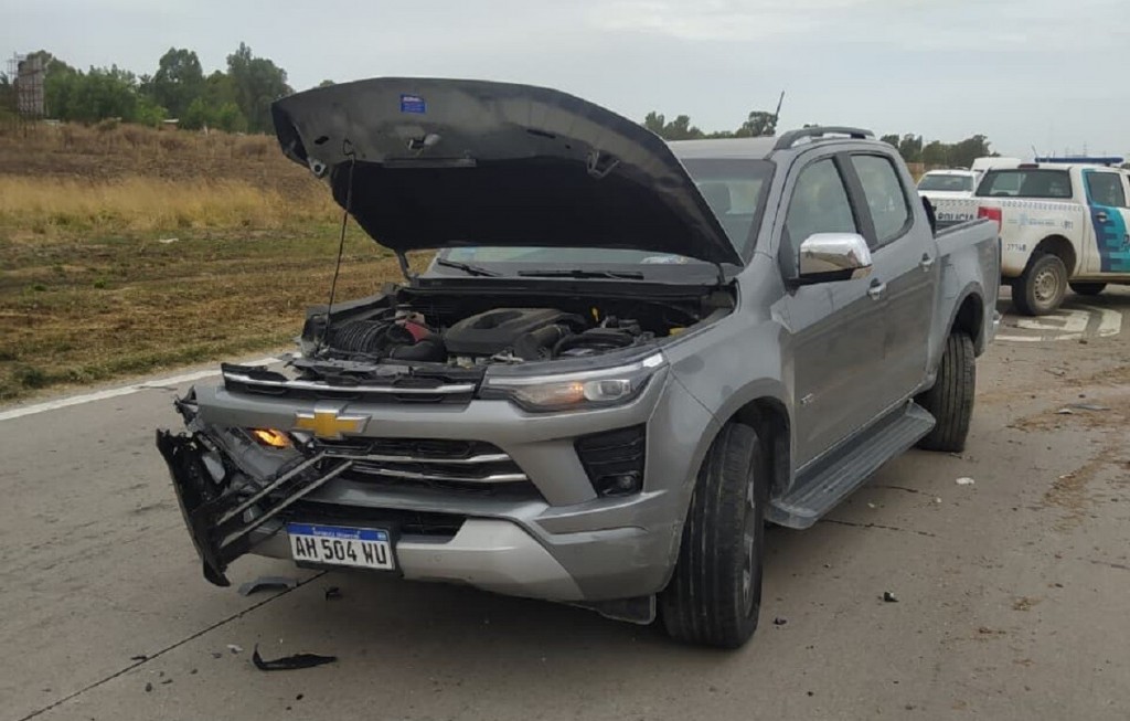 Camionero chocó contra una camioneta por esquivar un bache