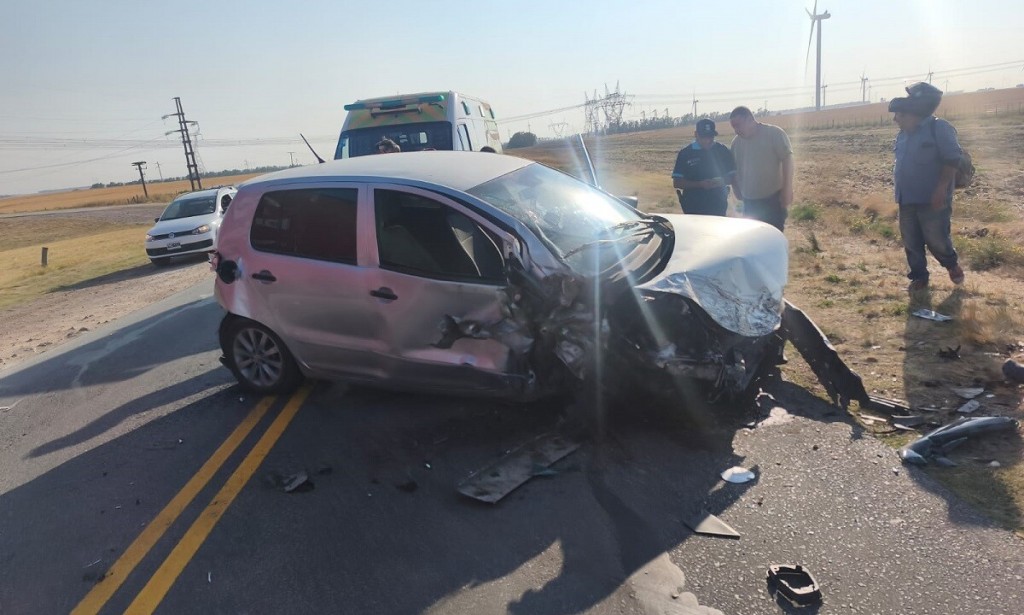 Fuerte choque y vuelco en la Ruta 51 entre un auto y una camioneta