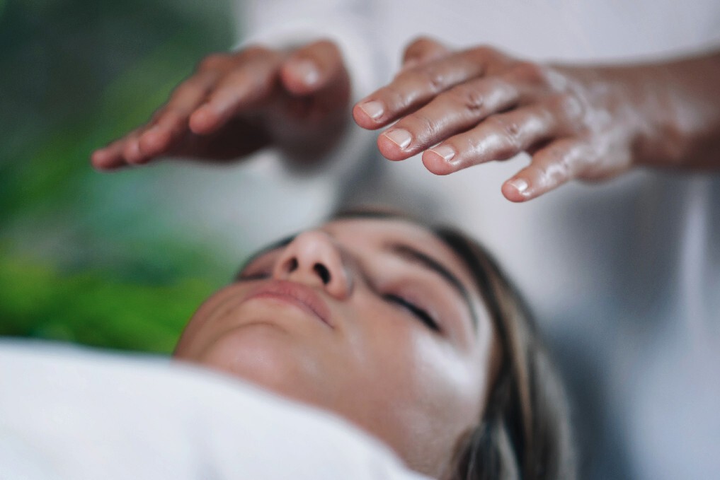 Terapias complementarias y energía vital: el Reiki gana espacio como práctica de bienestar en 2026
