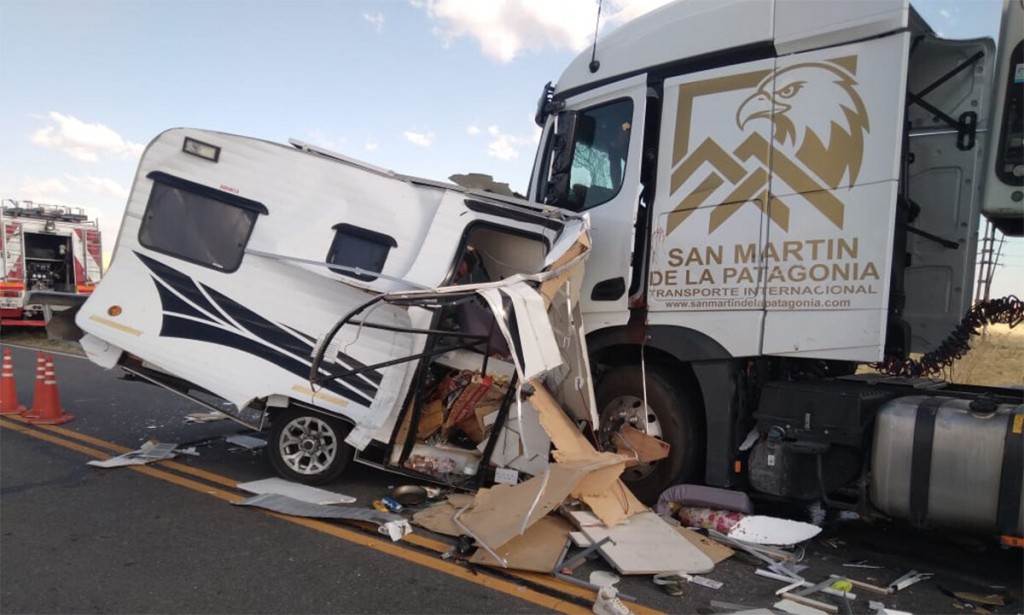 Se desprendió una casilla e impactó contra un camión en la Ruta 51