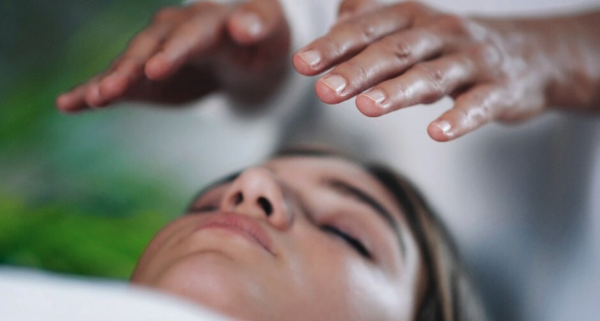Terapias complementarias y energía vital: el Reiki gana espacio como práctica de bienestar en 2026