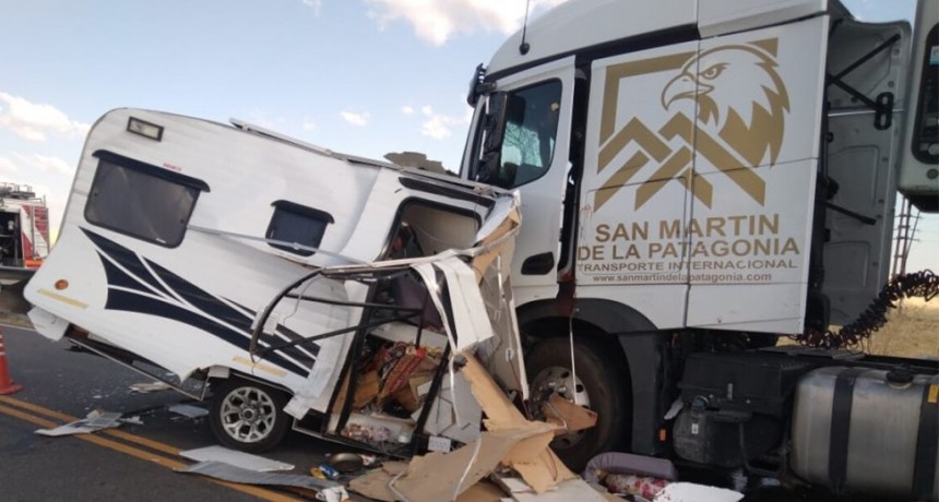 Se desprendió una casilla e impactó contra un camión en la Ruta 51