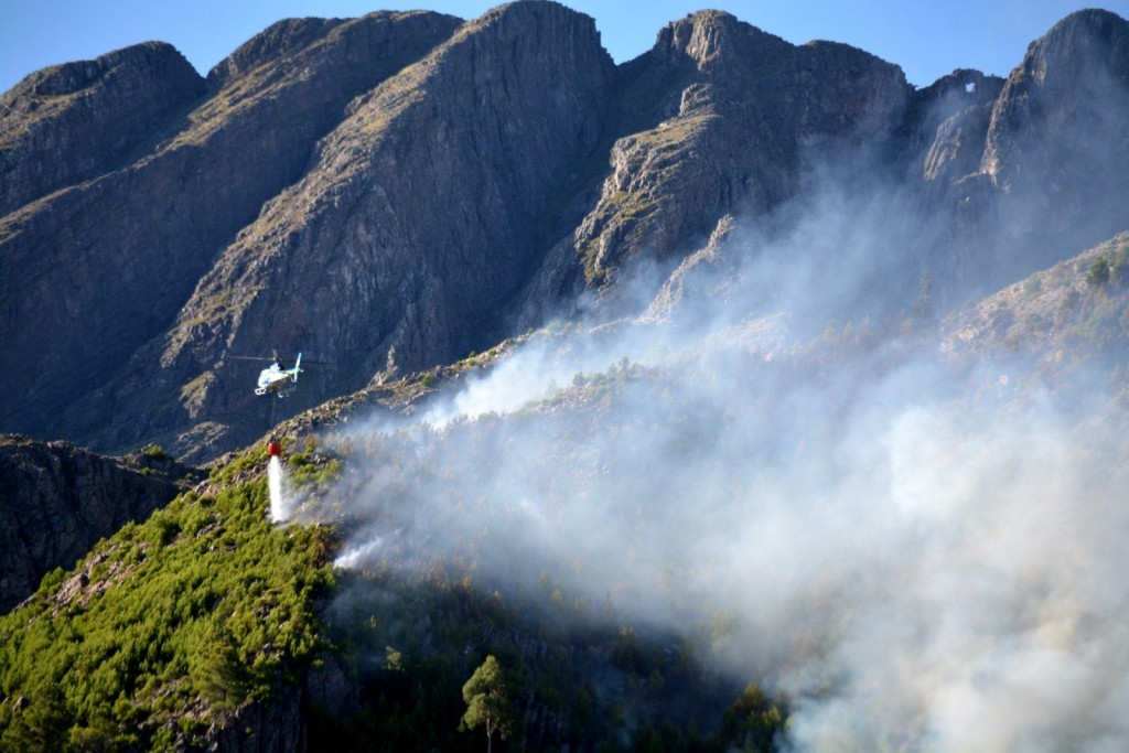 Intenso combate al incendio en sector serrano con medios aéreos de provincia, nación y bomberos
