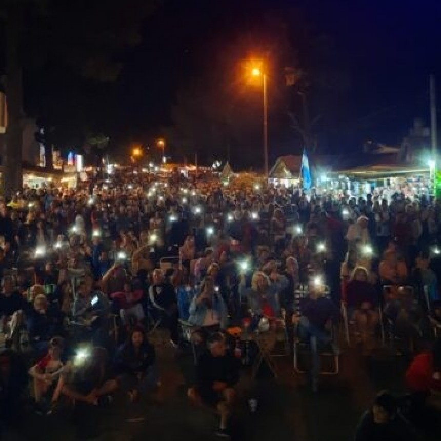 Una multitud se concentró en la peatonal y disfrutó del show del «El Flaco Pailos» en Pehuen Co.
