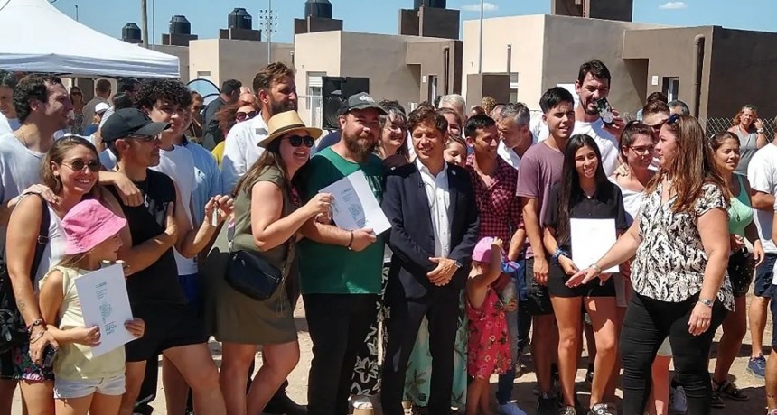 BAHÍA BLANCA Kicillof entregó 25 viviendas y 425 escrituras gratuitas