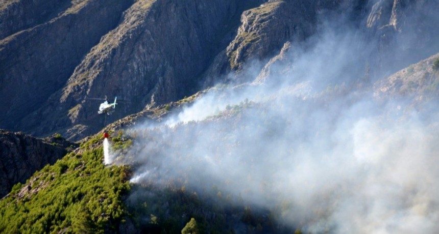 Intenso combate al incendio en sector serrano con medios aéreos de provincia, nación y bomberos