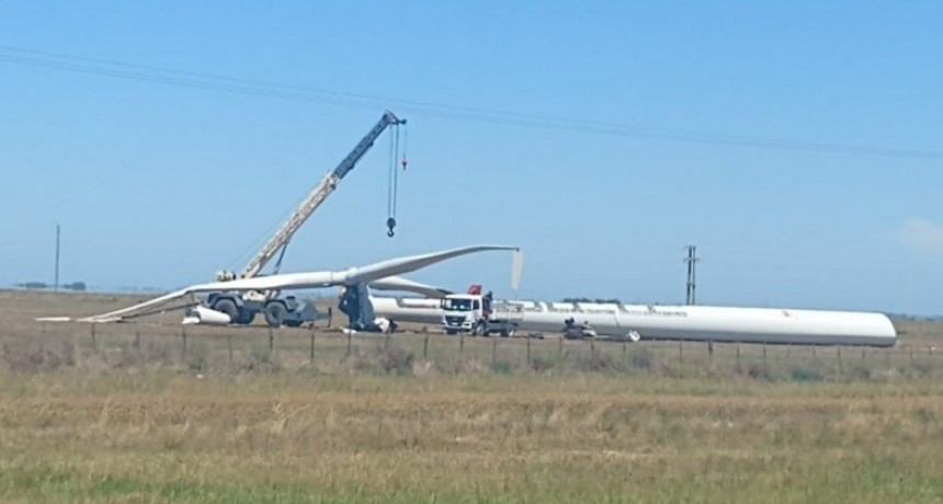 Desmontan los tres aerogeneradores que en la década del 90 instaló la Cooperativa Eléctrica de Punta Alta. 