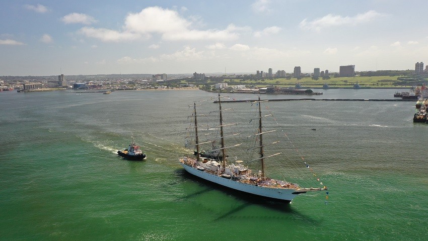La fragata ARA «Libertad» se despidió de Mar del Plata rumbo a Puerto Belgrano