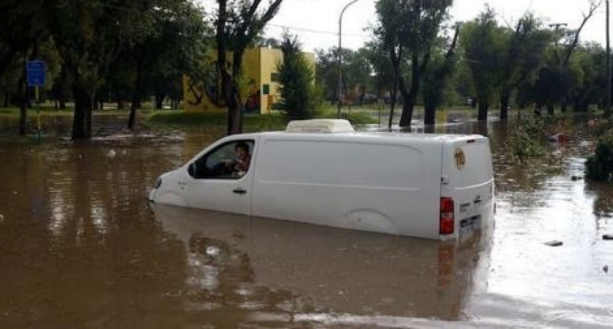 Una hora de lluvia intensa y anegamientos en Mar del Plata: cómo seguirá el tiempo en los próximos días