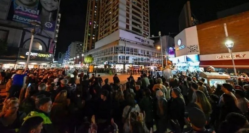 Cacerolazo contra Javier Milei, a metros del teatro donde actúa Fátima Florez