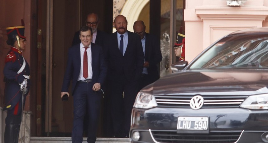 Los gobernadores de Juntos hablan de una traición de Milei y los peronistas vaticinan una rebelión federal