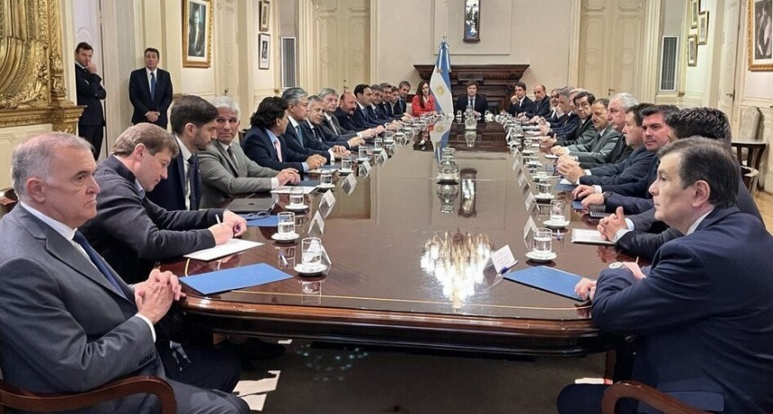 Los gobernadores enfrentados con Javier Milei: qué dicen en el chat que reúne a los 24 mandatarios provinciales