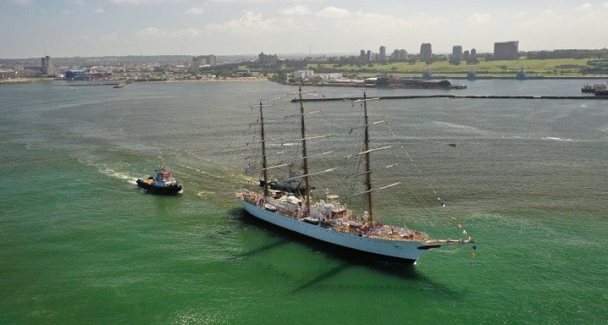 La fragata ARA «Libertad» se despidió de Mar del Plata rumbo a Puerto Belgrano