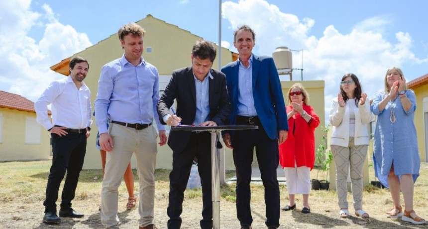 Kicillof entregó viviendas y firmó convenios para obras por $1.500 millones