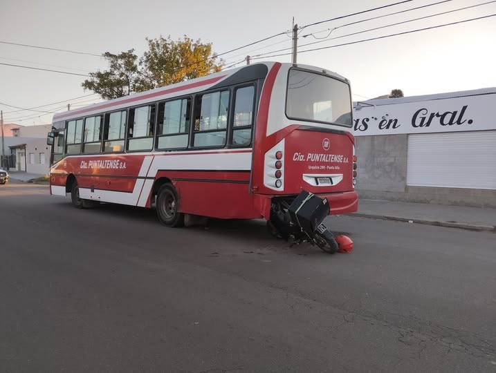 Accidente de transito entre colectivo y una moto