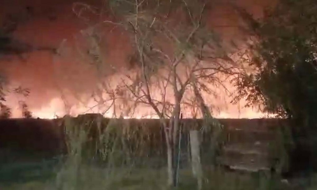 Sofocan un gran incendio de pastos en un predio de la Base Espora
