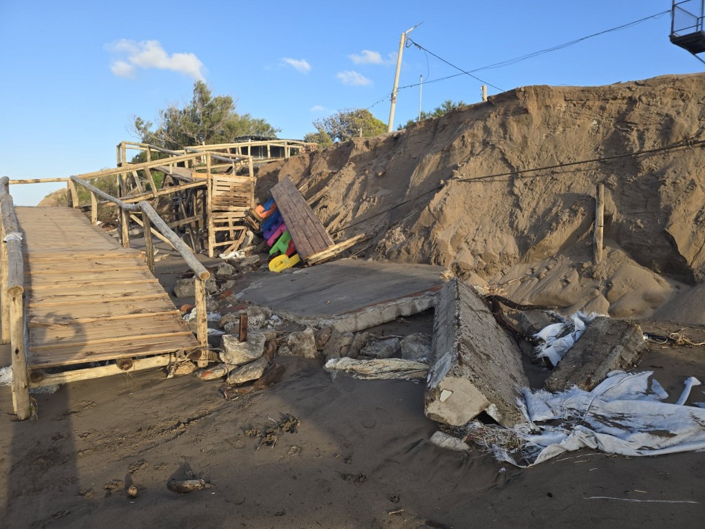 Sudestada con impacto en el estuario: el agua avanzó sobre calles de White y Cerri
