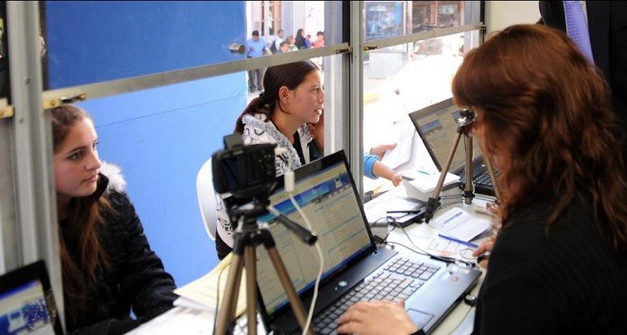 El Gobierno eliminó el presentismo y baja el sueldo de empleados públicos