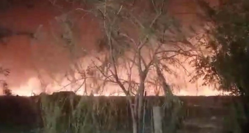 Sofocan un gran incendio de pastos en un predio de la Base Espora