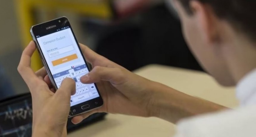 Prohíben por ley usar celulares en las escuelas primarias de provincia de Buenos Aires