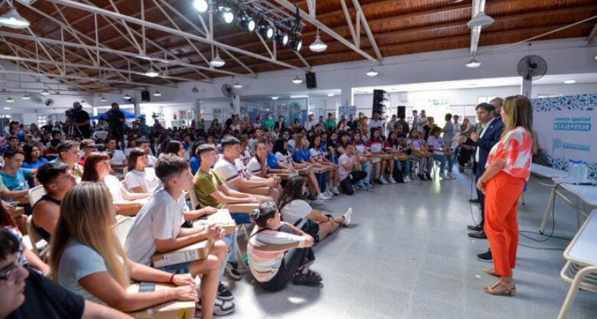 Kicillof entregó 393 computadoras a estudiantes de la Escuela Secundaria N° 2 de Ezeiza