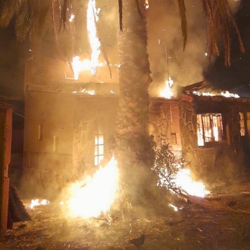 Voraz incendio destruye una casa en Villa Arias
