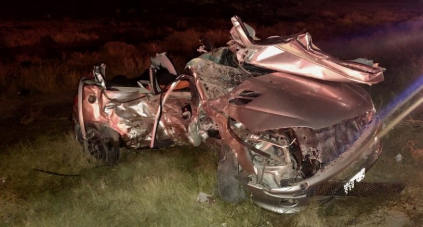 Un joven murió en un choque frontal entre dos autos