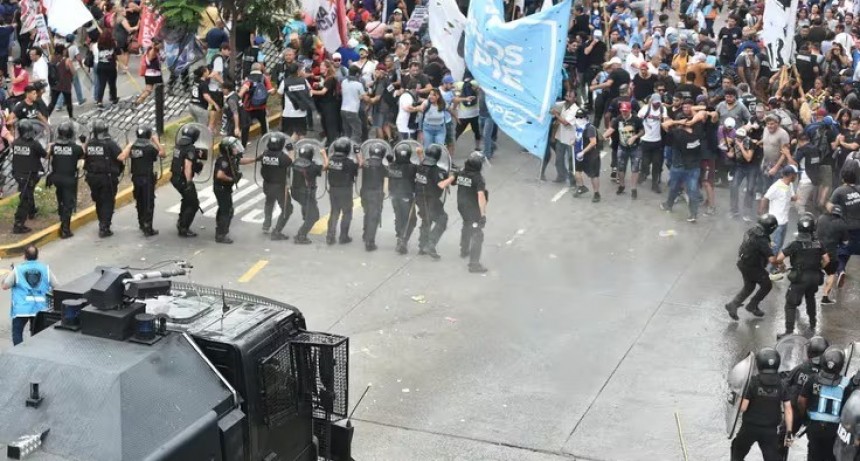 Incidentes y enfrentamientos con la Policía en los piquetes de los puentes Pueyrredón y Saavedra