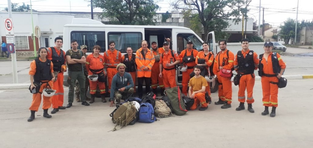 Rescatistas Punta Alta colaborando en Bahia Blanca