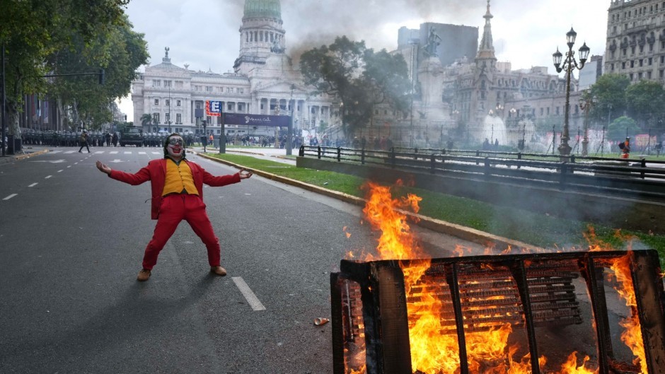 La marcha de jubilados y barras terminó en una batalla campal