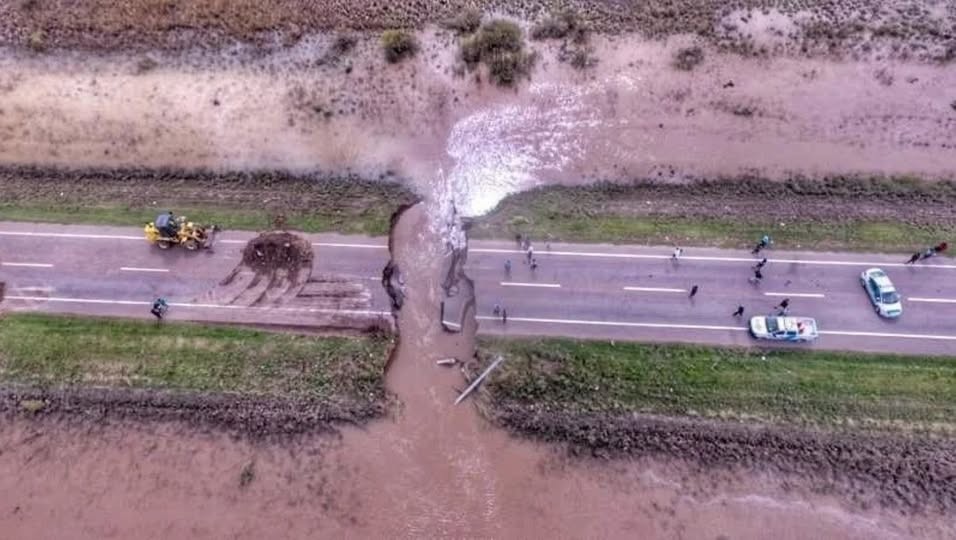 Se mantiene el corte total de tránsito en dos rutas cercanas a Bahía Blanca