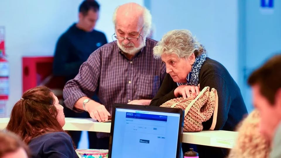 Casi 5,4 millones de jubilados y pensionados cobran un haber menor a $400 mil por mes