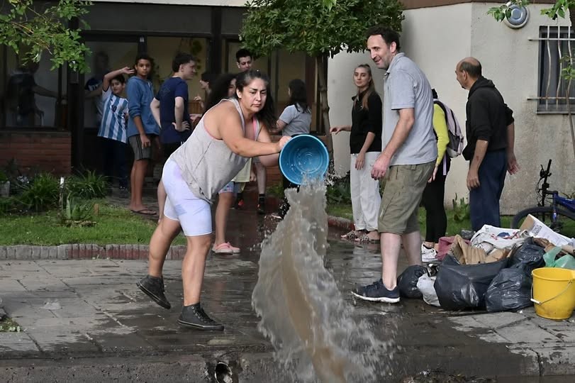 Axel Kicillof abrió la inscripción para el subsidio de $800.000 destinado a hogares afectados por la inundación
