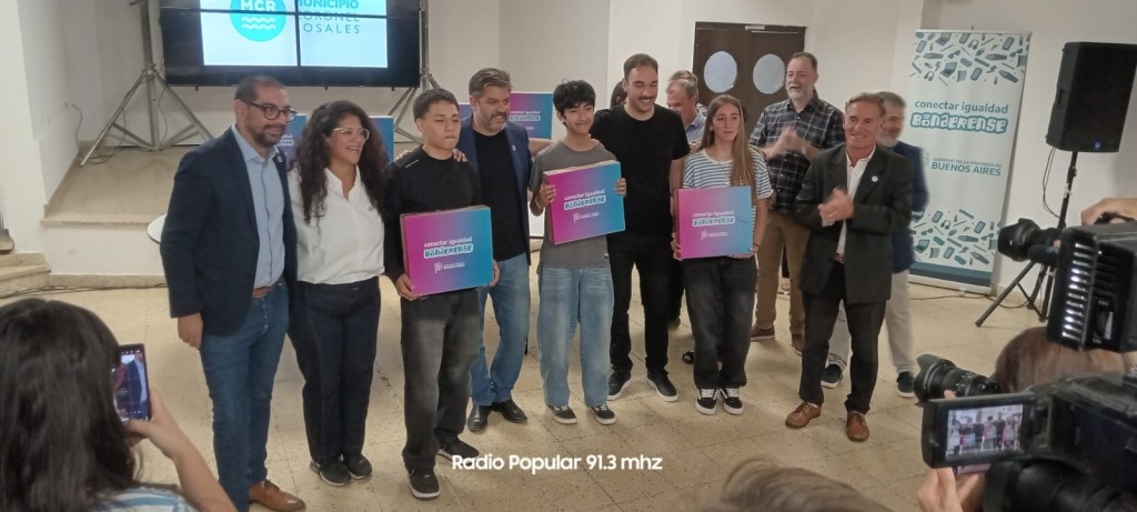 Bianco y Aristimu&ntilde;o entregaron computadoras a estudiantes y firmaron convenios para obras educativas