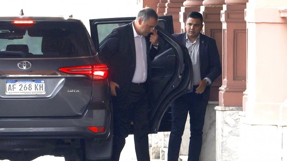 Revelan que Adorni se construy&oacute; una casa en un country lujoso y Milei tuvo que negar que vaya a echarlo