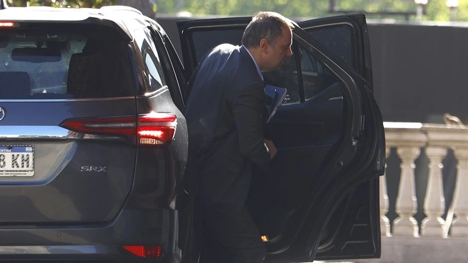 En el gobierno ya hablan de la salida de Adorni: "Est&aacute; destruyendo la imagen de Milei"