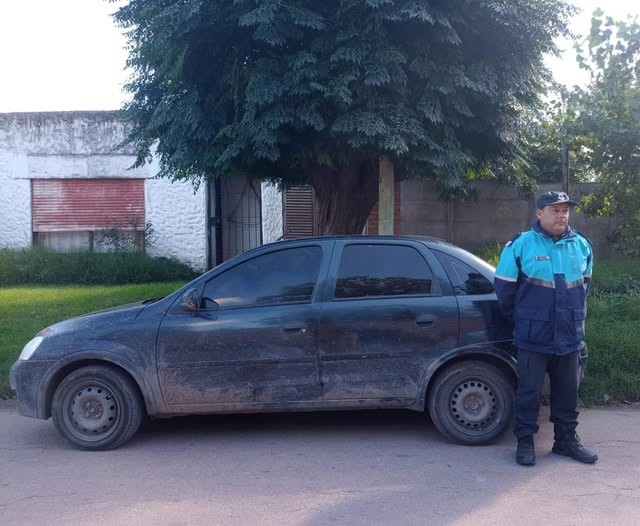 Recuperan en Punta Alta un auto robado que estaba con la llave puesta en un garaje