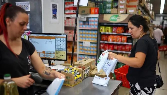 Empleados de comercio acordaron una suba del 5% en tres tramos y el bono pasar&aacute; a ser de $120.000 desde abril