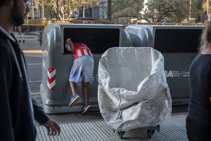 &iquest;C&oacute;mo baja la pobreza si los salarios pierden contra la inflaci&oacute;n y hay cada vez m&aacute;s despidos?