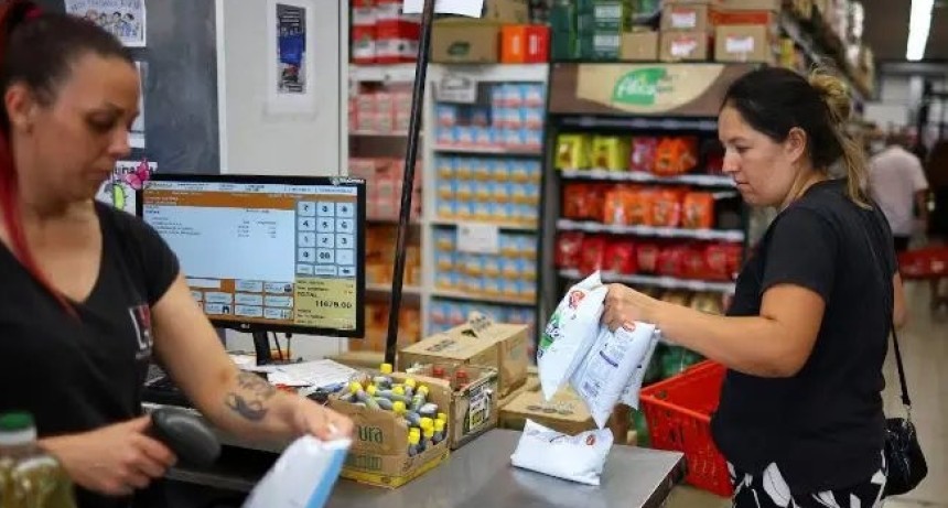 Empleados de comercio acordaron una suba del 5% en tres tramos y el bono pasar&aacute; a ser de $120.000 desde abril