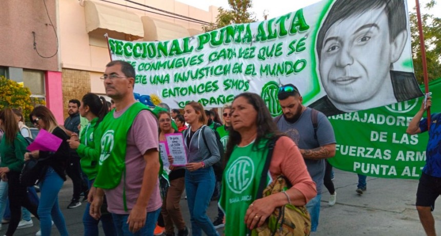 Importante Movilización de trabajadores civiles por despidos masivos en la Base Naval