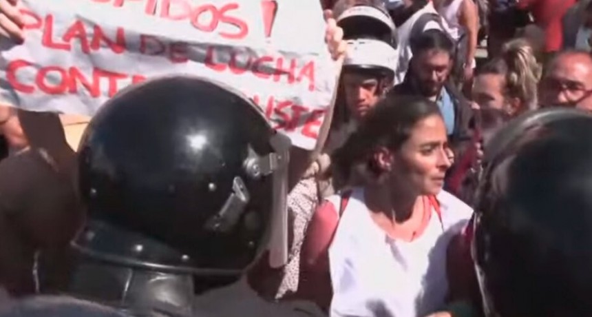 La Policía reprimió a docentes y jubilados frente al Congreso