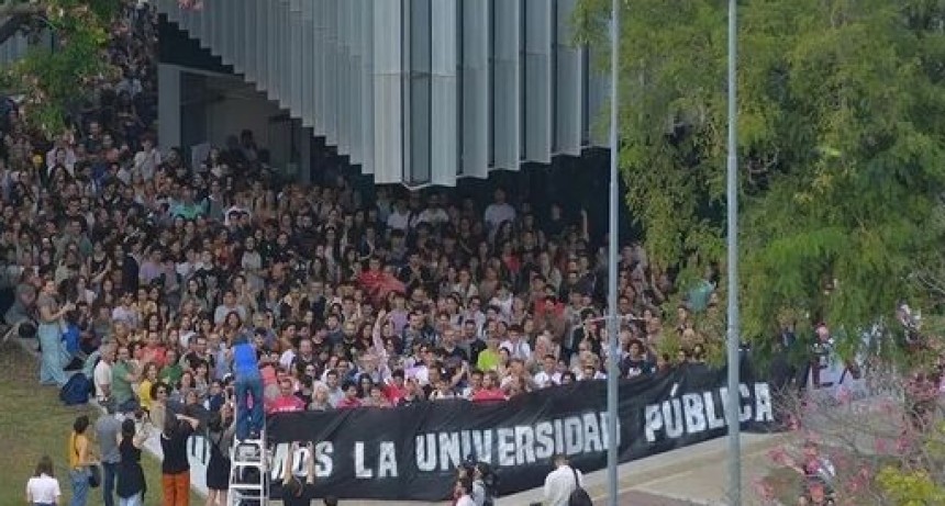 Asustado por la marcha, el gobierno anunció que duplica los fondos a las universidades