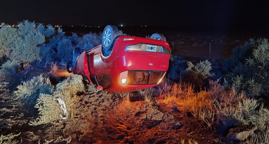 Perdió el control volcó y golpeo contra columna de alumbrado