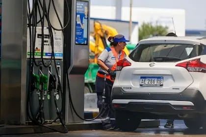 YPF anunció que bajará un 4 por ciento el precio de la nafta