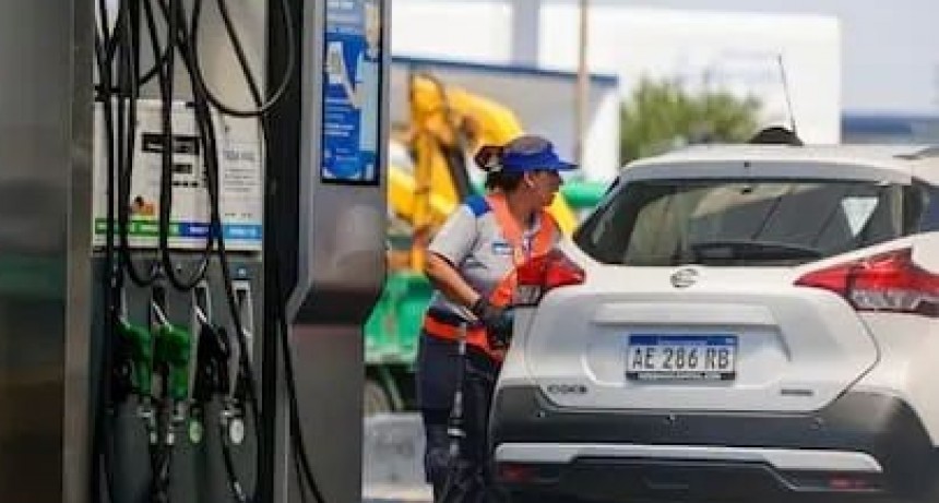 YPF anunció que bajará un 4 por ciento el precio de la nafta